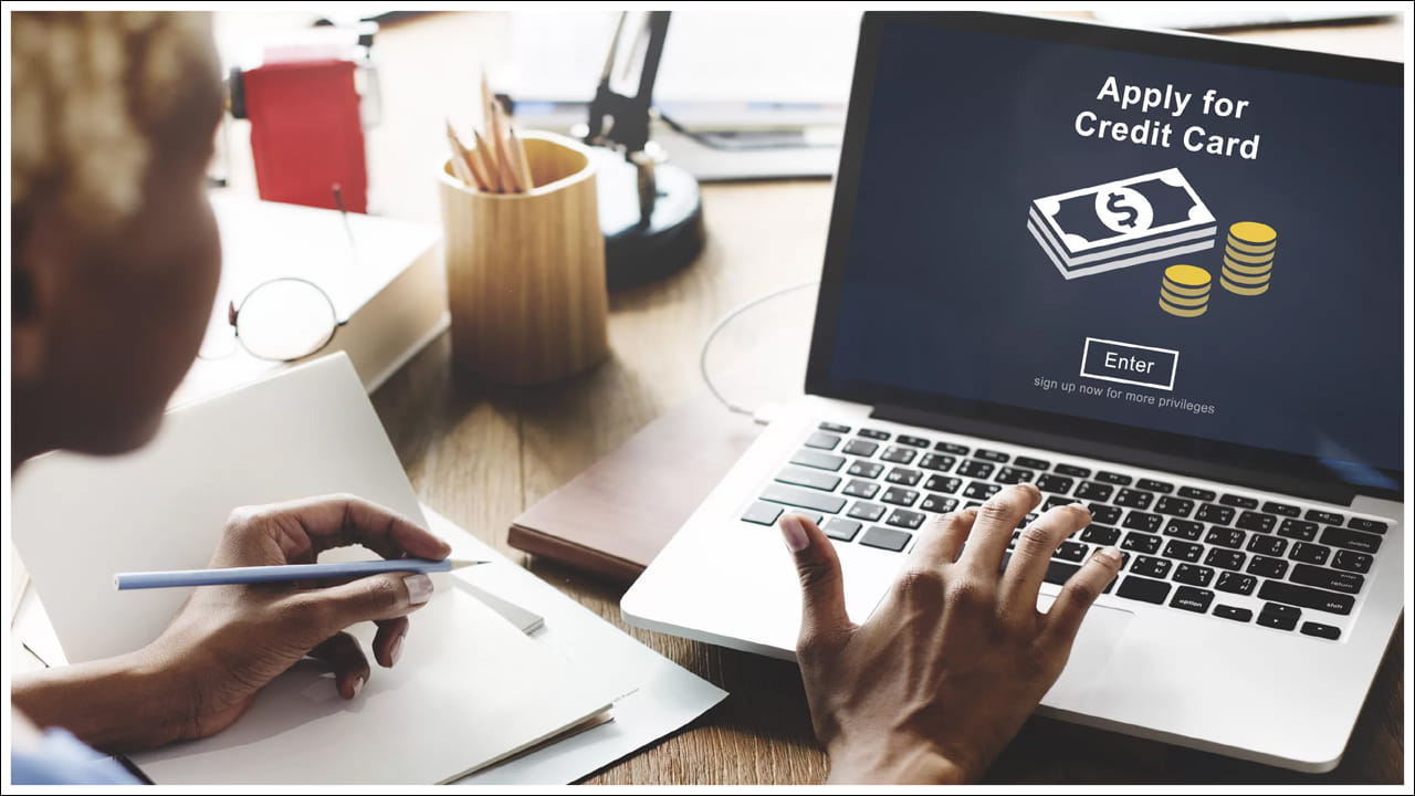 తక్కువ సమయంలో క్రెడిట్ కార్డ్ కోసం ఎక్కువ దరఖాస్తులను సమర్పించడం కూడా సరైన విధానం కాదు. ఇలా చేయడం వల్ల మీ క్రెడిట్ స్కోర్ పై ప్రభావం పడుతుంది. మీరు సమర్పించే ప్రతి దరఖాస్తుకు మీ క్రెడిట్ స్కోర్‌లు తనిఖీ చేయబడతాయి. క్రెడిట్ కార్డు కోసం మళ్ళీ దరఖాస్తు చేసుకునే ముందు ఇది వరకు చేసుకున్న దరఖాస్తు తిరస్కరణకు గురైన వివరాలు కూడా అక్కడ నమోదై ఉంటాయని గుర్తించుకోండి.