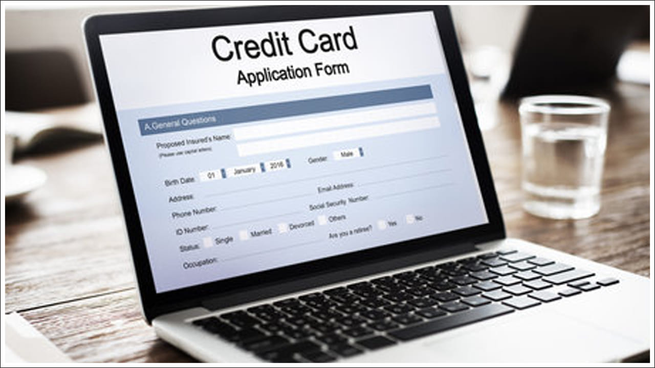 వీటన్నింటితో పాటు, మీ రుణ స్థాయి కూడా పరిగణనలోకి తీసుకోవలసిన విషయం. మీ ఆదాయానికి సంబంధించి మీకు గణనీయమైన అప్పు ఉంటే, అది క్రెడిట్ కార్డులపై ప్రభావం చూపుతుంది. అప్పు-ఆదాయ నిష్పత్తి 0 కి దగ్గరగా ఉండాలి. మీ ఆదాయంతో పోలిస్తే మీ రుణ స్థాయిని వీలైనంత తక్కువగా ఉంచుకోవడం ఉత్తమం.