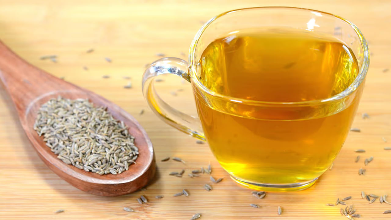 జీలకర్ర - జీలకర్ర కూడా అటువంటి మ్యాజికల్‌ సీడ్స్‌ అనే చెప్పాలి. ఇది జీర్ణవ్యవస్థను బలపరుస్తుంది. జీకర్ర నీటిని తాగడం వల్ల శరీరం డిటాక్సిఫై అవుతుంది. నానబెట్టిన జీలకర్ర తినడం వల్ల కూడా బరువు తగ్గుతారు. జీలకర్రలో యాంటీఆక్సిడెంట్లు పుష్కలంగా ఉన్నాయి. ఇది ఇన్ఫెక్షన్లు, వ్యాధుల నుండి మిమ్మల్ని రక్షిస్తుంది.