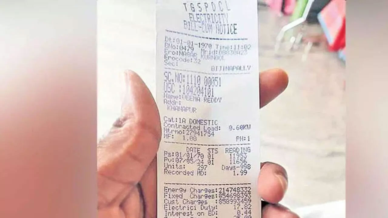 అలాగే ఎప్పుడూ కూడా కరెంట్ బిల్లు పెండింగ్ పెట్ట కూడదంట. ఎప్పటికప్పుడు కరెంట్ బిల్లు కట్టేయాలి. అలాగే మీరు అద్దె ఉన్న చోట కరెంట్ మీటర్ ను చెక్ చేయాలి.