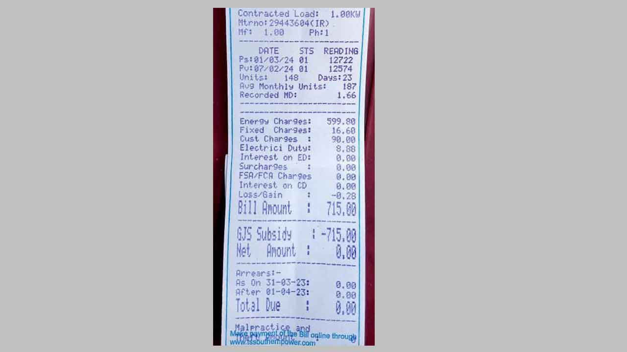 కరెంట్ బిల్లు ఎక్కువగా వస్తుంది అనుకునేవారు ముందుగా మీ ఇంటిలో ఉన్న బల్బులన్నింటిని మార్చి, ఎల్ ఈడీ బల్బులు అమర్చుకోవాలంట. దీని వలన కరెంట్ ఆదా అవుతుంది.