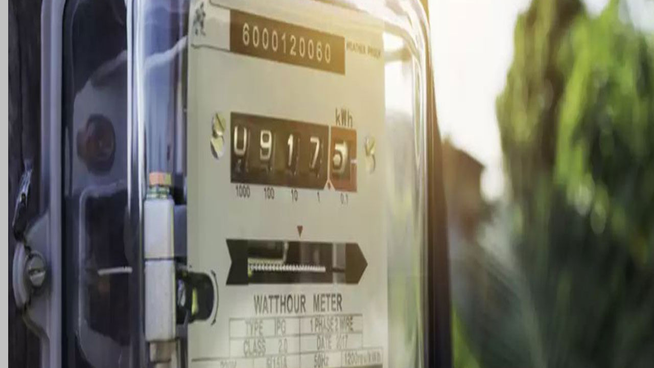 అదే విధంగా ఫ్రిజ్, ఏసీ లాంటి ఎలక్ట్రిక్ వస్తువులు కొనుగోలు చేసేటప్పుడు 4 స్టార్ రేటింగ్ ఉన్నవి తీసుకోవాలి. అలాగే వాటర్ ట్యాంక్, గీజర్ స్విచ్ వేసి మర్చిపోతుంటారు. అలా చేయకూడదు.