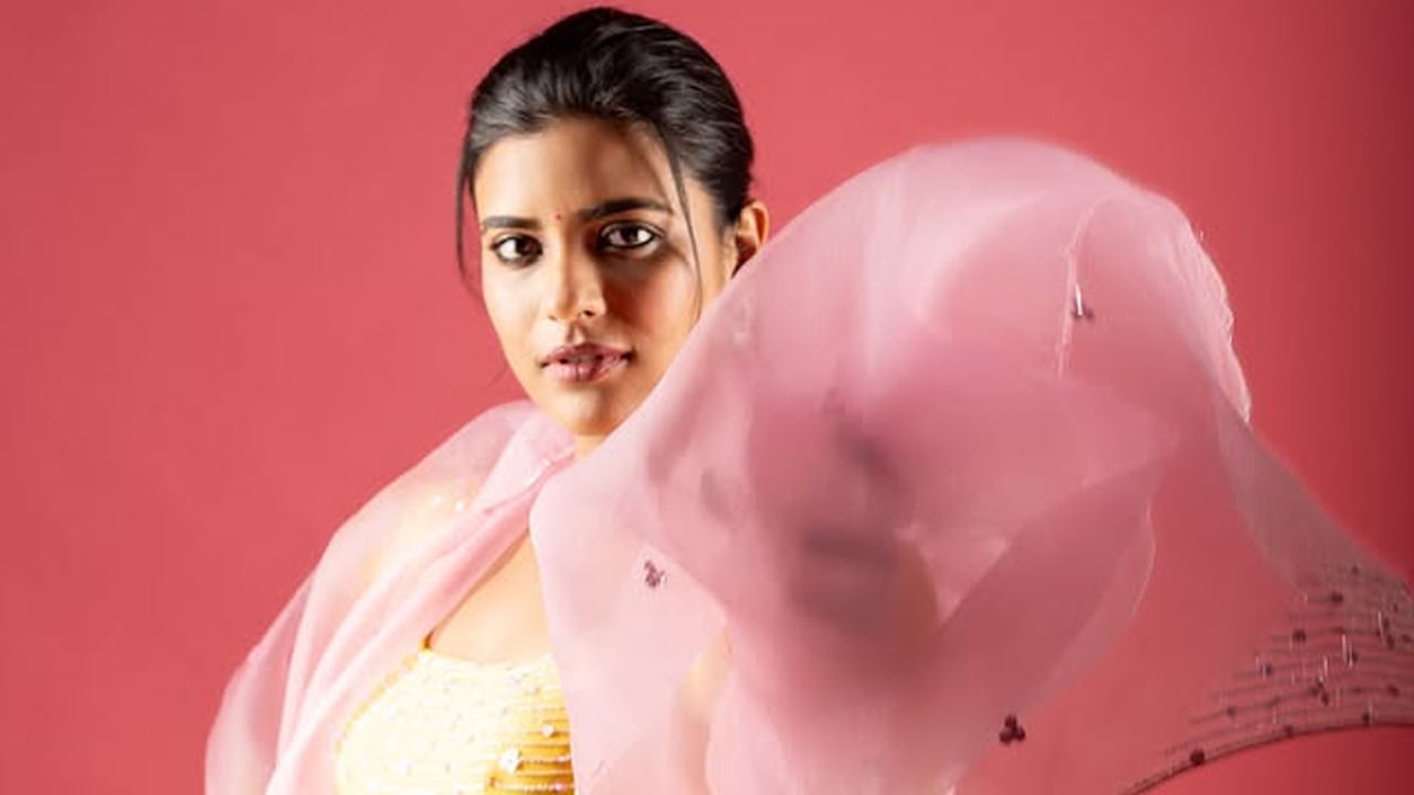 ఈ వయ్యారి తల్లిదండ్రుల నలుగురు సంతంలో ఆమె చిన్నది. వీరిలో ఇద్దరు అన్నలు ఆమె యుక్తవయస్సులో మరణించారు. ఆమె తాత అమర్‌నాథ్ కూడా తెలుగు సినిమా నటుడు. ఆమె అత్త శ్రీ లక్ష్మి 500 పైగా తెలుగు చిత్రాల్లో హాస్యనటిగా చేసింది.