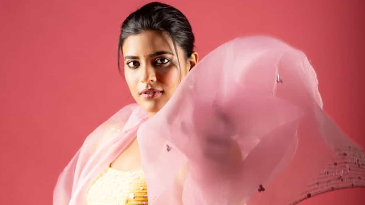 ఈ వయ్యారి తల్లిదండ్రుల నలుగురు సంతంలో ఆమె చిన్నది. వీరిలో ఇద్దరు అన్నలు ఆమె యుక్తవయస్సులో మరణించారు. ఆమె తాత అమర్నాథ్ కూడా తెలుగు సినిమా నటుడు. ఆమె అత్త శ్రీ లక్ష్మి 500 పైగా తెలుగు చిత్రాల్లో హాస్యనటిగా చేసింది.