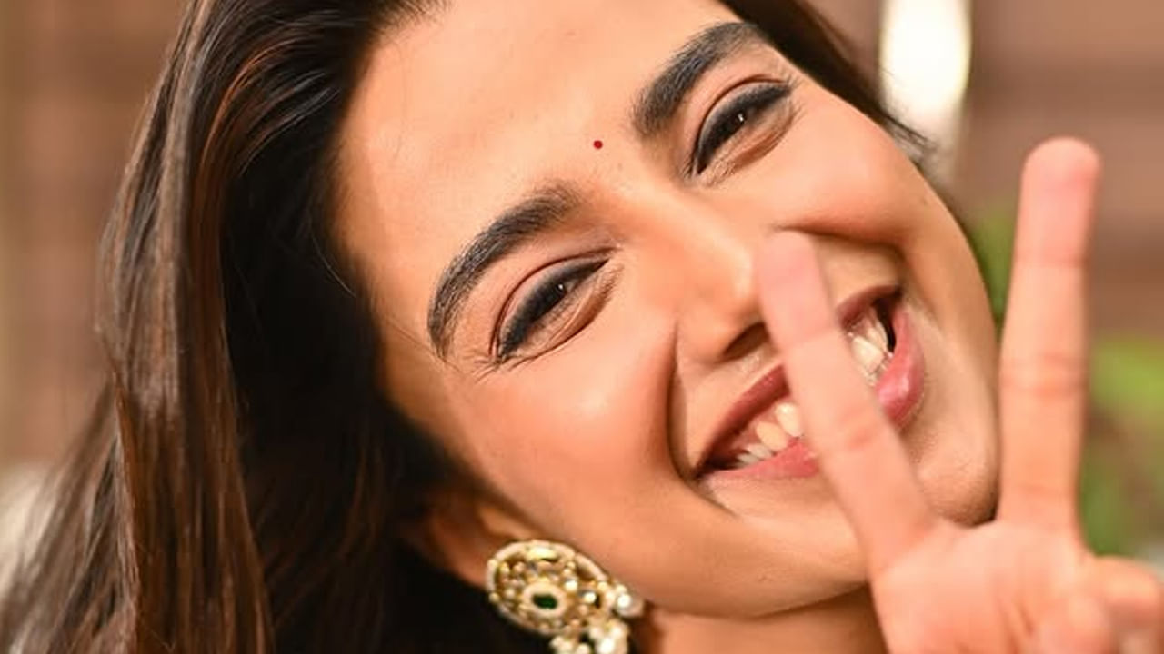 1 ఫిబ్రవరి 1997 సంవత్సరంలో హర్యానా రాష్ట్రంలోని పంచకులలో పుట్టి పెరిగింది అందాల భామ మీనాక్షి చౌదరి. ఈ ముద్దుగుమ్మ తండ్రి B.R చౌదరి భారత ఆర్మీ సైన్యంలో కల్నల్ గా పని చేసారు. 2018 జనవరిలో అయన మరణించారు.