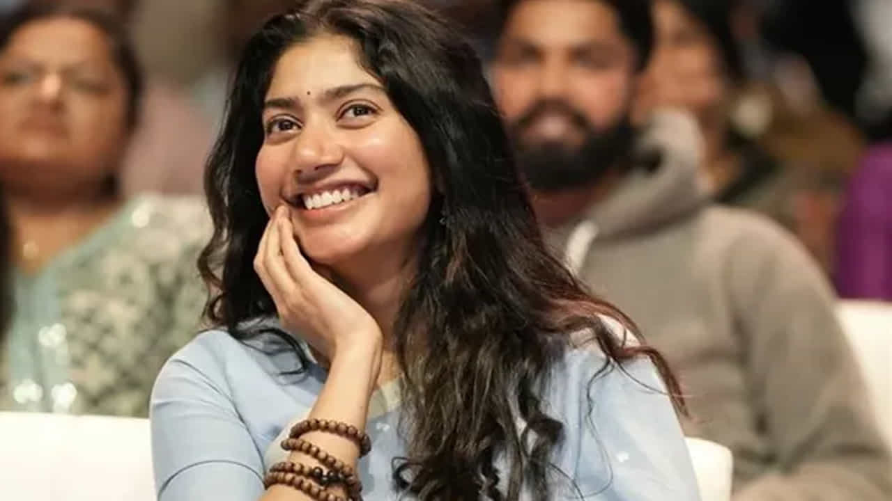 సాయి పల్లవి.. ఇది పేరు కాదు.. బ్రాండ్. మేల్ డామినేటెడ్ ఇండస్ట్రీలో తనకంటూ ప్రత్యేక గుర్తింపు సంపాదించుకోవడం కాదు.. తన వల్లే సినిమాలు ఆడే స్థాయికి ఎదిగారు సాయి పల్లవి. కెరీర్ మొదట్నుంచీ తనదైన దారిలోనే వెళ్తున్నారు కానీ కమర్షియల్ సినిమాల కోసం తనను తాను మార్చుకోలేదు ఈ బ్యూటీ.