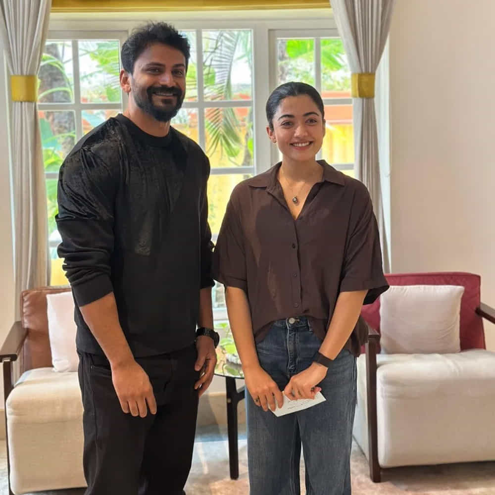 అలాగే నటి రష్మిక మందన్నా, పుష్ప నిర్మాతలు మైత్రీ మూవీ మేకర్స్ ను కూడా కలిశాడు డాలీ. తన పెళ్లికి తప్పకుండా రావాలని ఆహ్వానించాడు