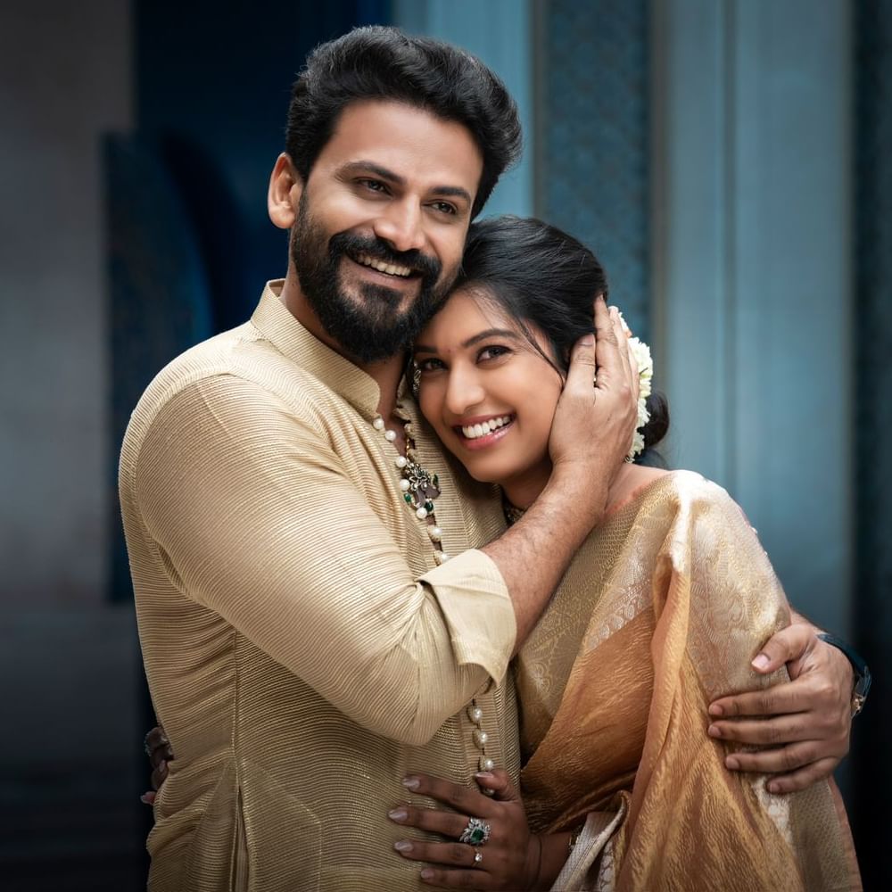 సినిమాల సంగతి పక్కన పెడితే డాలీ ధనుంజయ్ త్వరలోనే ధన్యత అనే అమ్మాయితో కలిసి ఏడడుగులు నడవనున్నాడు. ఫిబ్రవరి 16న మైసూర్లో వీరి వివాహం జరగనుంది.