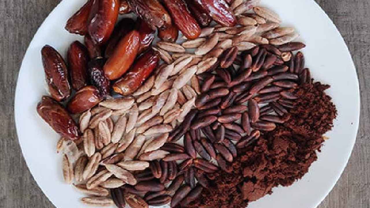 ఖర్జూర గింజల్లో ఒలీక్ ఆమ్లం, ఫైబర్, పాలీఫెనాల్స్ ఉంటాయి. గుండె ఆరోగ్యాన్ని కాపాడుకోవడానికి ఇవి అవసరం. ఖర్జూర గింజల్లో పొటాషియం, మెగ్నీషియం, భాస్వరం ఉంటాయి. ఇది గుండె ఆరోగ్యానికి మేలు చేస్తుంది. ఇది రక్తపోటును నియంత్రించడంలో సహాయపడుతుంది. ఖర్జూర గింజలు తినడం వల్ల బరువు తగ్గుతారు. ఇందులో ఉండే ఫైబర్ కంటెంట్ వల్ల, కడుపు ఎక్కువసేపు నిండుగా ఉండి, ఆకలి తగ్గుతుంది.  