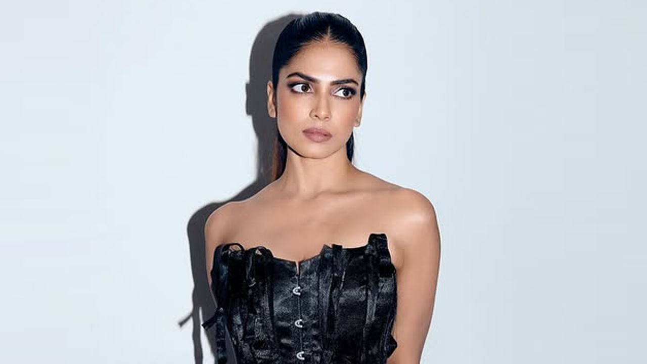 సౌత్‌ హీరోయినే అయినా.. గ్లామర్ విషయంలో నార్త్ బ్యూటీస్‌కు కూడా పోటి ఇచ్చే అందాల భామ మాళవిక మోహనన్‌. కెరీర్‌లో బిగ్ సక్సెస్‌లు లేకపోయినా.. ఫిలిం సర్కిల్స్‌లో ఈ బ్యూటీ పేరు గట్టిగానే వినిపిస్తుంటుంది. తాజాగా సోషల్ మీడియా వేదిక ఈ కోమలి షేర్ చేసిన ఫోటోలు తెగ వైరల్ అవుతున్నాయి. మీరు కూడా ఈ ఫోటోలపై ఓ లుక్కేయండి.