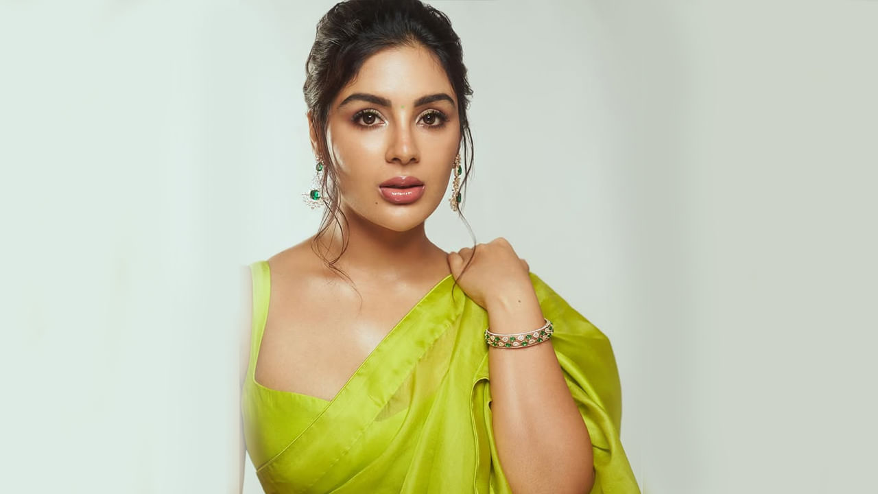 ఆమె తర్వాత ఫిబ్రవరి 2022లో విడుదలైన భీమ్లా నాయక్‌లో నటించింది. ఈ సినిమాతో టాలీవుడ్ ప్రేక్షకులకు పరిచయం అయింది. తర్వాత తెలుగులో బింబిసారలో కథానాయకిగా నటించి బ్లాక్ బస్టర్ అందుకుంది.