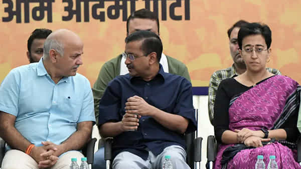 Delhi Election Results: ఢిల్లీ అసెంబ్లీ ఎన్నికల్లో ఆప్కు ఎదురుగాలి... అగ్రనేతలందరూ వెనుకంజలోనే..