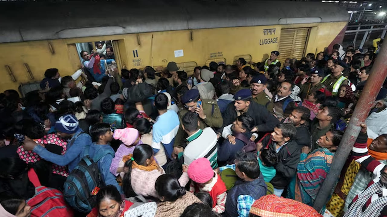 Delhi Stampede: ఢిల్లీ తొక్కిసలాటకు కారణాలు ఇవేనా.. మృతుల్లో 11 మంది మహిళలు, నలుగురు చిన్నారులు