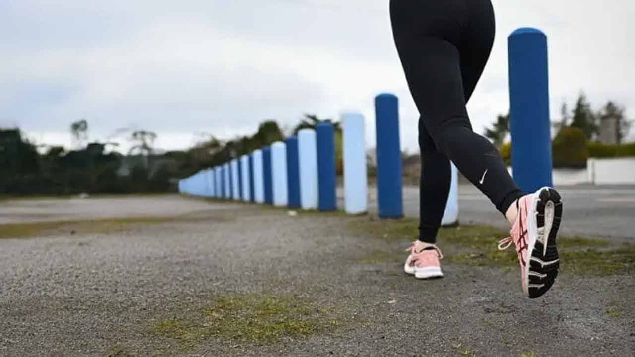 తాజా నివేదికల ప్రకారం, మనం తరచుగా అలాంటి లక్షణాలు సంభవిస్తే అది చిత్తవైకల్యం ప్రారంభ సంకేతాలని వెల్లడించింది . కానీ దీన్ని అర్థం చేసుకోవడానికి మరొక మార్గం కూడా ఉంది. పరిశోధకుల అభిప్రాయం ప్రకారం మన నడకలో మార్పులు చిత్తవైకల్యంతో బాధపడుతున్నారో లేదో సూచిస్తుందట. అవేంటో ఇక్కడ తెలుసుకుందాం..