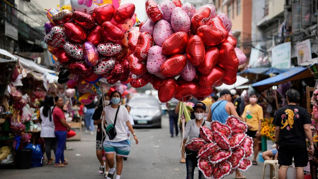 డెన్మార్క్, నార్వే (Denmark, Norway).. డెన్మార్క్ అదేవిధంగా నార్వేలో వాలెంటైన్స్ డే కేవలం జంటలకు మాత్రమే కాదు. స్నేహితులు, కుటుంబ సభ్యులు కూడా ప్రేమికుల కార్డులను ఇచ్చిపుచ్చుకోవటం ద్వారా ఈ వేడుకలో పాల్గొంటారు. హృదయపూర్వకంగా నుండి హాస్యపూరితమైనవి వరకు ఈ వేడుకలో భాగమే. కొంతమంది అనామక గెక్కెబ్రేవ్ లేదా స్నోడ్రాప్ లేఖలు కూడా పంపుతారు. గిఫ్ట్ లు పంపిన వ్యక్తిని సరిగ్గా ఊహిస్తే.. వారు ఈస్టర్ ఎగ్ గెలుస్తారు. లేకపోతే వారు ఒక గిఫ్ట్ బాకీ ఉంటారు వచ్చే ఏడాదికి.