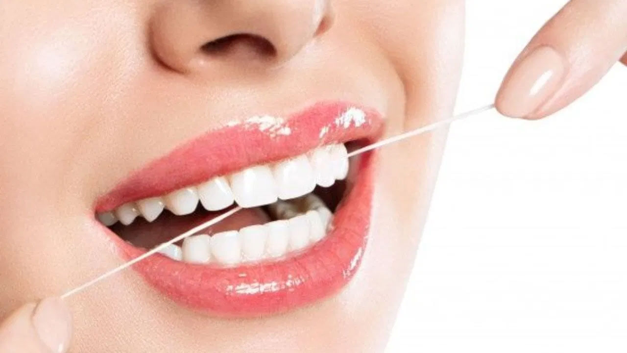 మంచి ఆరోగ్యానికి దంత పరిశుభ్రత పాటించడం చాలా ముఖ్యం. ఎందుకంటే వైద్యుల ప్రకారం.. దంతాల పరిశుభ్రత స్ట్రోక్ ప్రమాదాన్ని తగ్గిస్తుందని చెబుతున్నారు. వారానికి ఒక్కసారైనా దంత పరీక్షలు చేయడం వల్ల రక్తం గడ్డకట్టడం, గుండె చప్పుడు సక్రమంగా కొట్టుకోవడం వల్ల వచ్చే స్ట్రోక్ రిస్క్ తగ్గుతుందని నిపుణులు చెబుతున్నారు.
