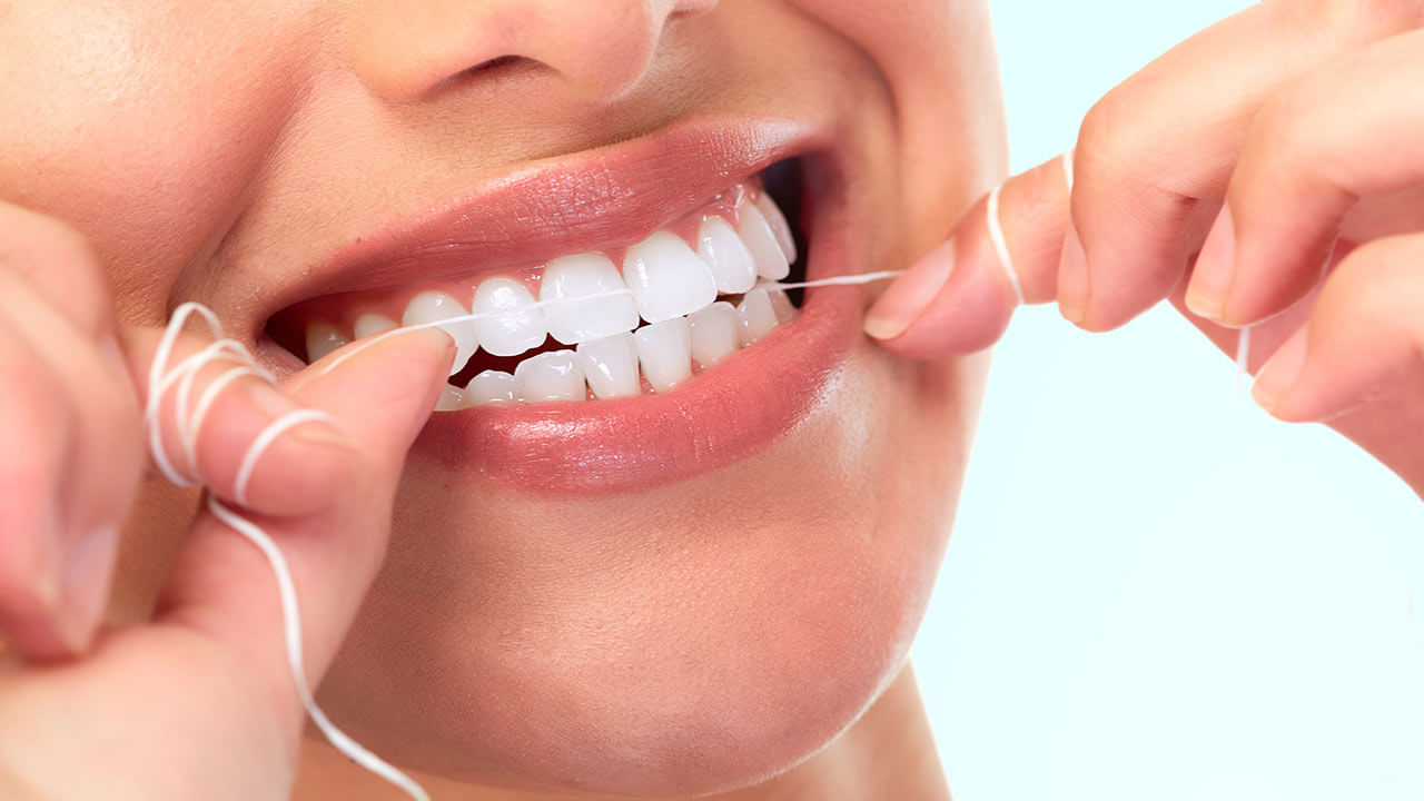 ఇది 2022లో 3.5 బిలియన్ల మంది ప్రజలను ప్రభావితం చేస్తుంది. డెంటల్ ఫ్లాసింగ్, టూత్ బ్రషింగ్, డెంటల్ చెకప్లు స్ట్రోక్లను నివారించవచ్చని పరిశోధకులు తెలిపారు. నిపుణులు ఫ్లోసింగ్పై ప్రయోగాత్మకంగా అధ్యయనం చేశారు. వీరి పరిశోధనలో.. ప్రజలు తమ ఇళ్లల్లో డెంటల్ ఫ్లాస్ను ఎంత తరచుగా ఉపయోగిస్తున్నారు అని ప్రశ్నించగా.. 6 వేల మంది ఫ్లాస్ తరచూ చేస్తున్నట్లు కనుగొన్నారు.