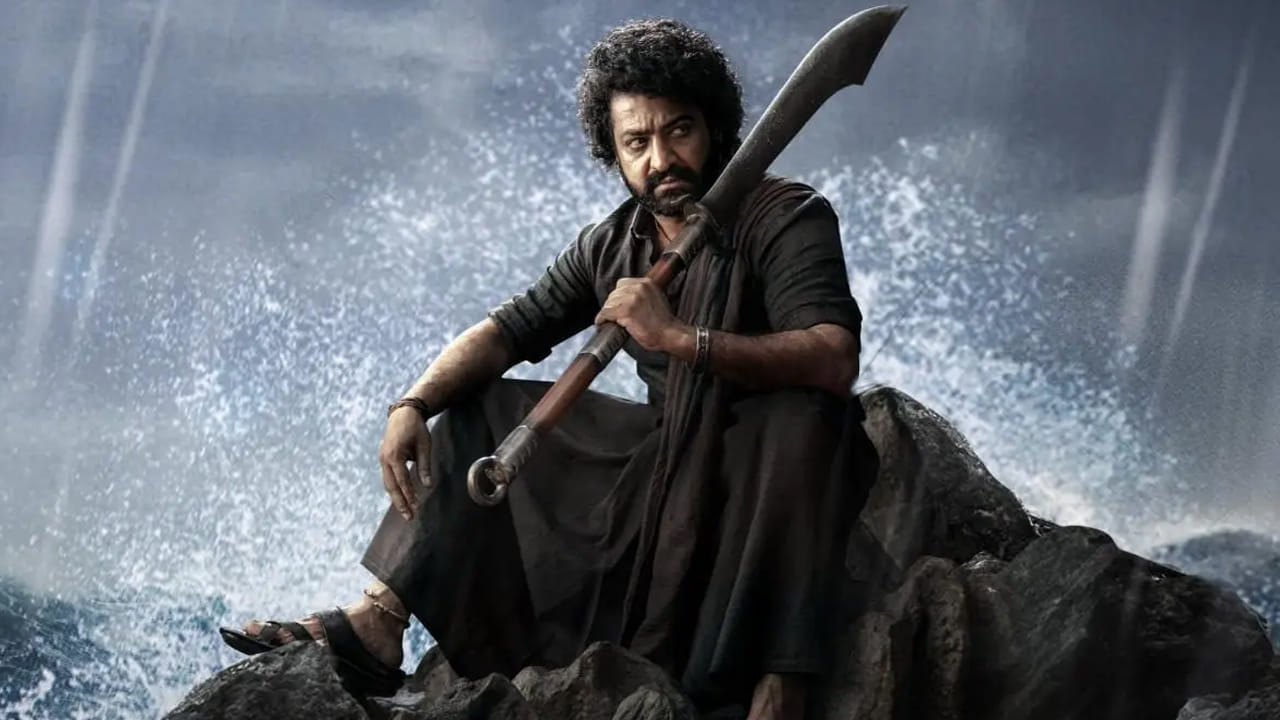 దేవరలో ఎన్టీఆర్ నట విశ్వరూపం చూపించారు. ఈ సినిమాకి నెగిటివ్ టాక్ వచ్చినా కూడా సినిమా బ్లాక్‌బస్టర్ అయిందంటే కారణం తారక్ నటనే. ఇక వార్ 2లో కూడా మాస్ పాత్రలో కనిపిస్తున్నారు తారక్. ఇక ప్రశాంత్ నీల్‎తో సినిమా అంటే ఎలా ఉండుందో ప్రత్యేకంగా చెప్పాల్సిన పనిలేదు.