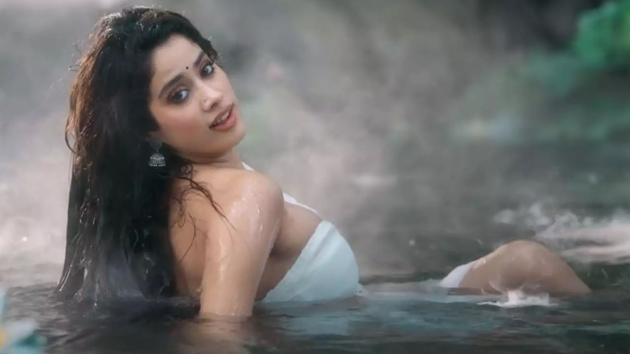 దేవర సినిమాలో తంగం కేరక్టర్‌ చూడ్డానికి చిన్నదే. కానీ జాన్వీకి మంచి పేరే వచ్చింది. సినిమా సూపర్‌ డూపర్‌ హిట్‌ కావడంతో లాంఛింగ్‌ వెంచర్‌ కేక అంటూ అందరూ ప్రశంసించేశారు. దేవర పార్ట్ 2 కోసం జాన్వీతో పాటు అందరూ వెయిటింగ్‌.