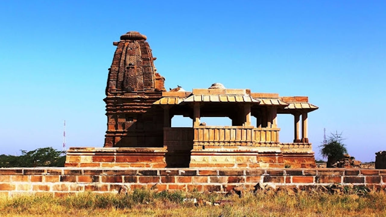 దేవక-సూర్య దేవాలయం: ఈ ఆలయాన్ని 12వ లేదా 13వ శతాబ్దంలో నిర్మించారు. బార్మెర్ నుండి 62 కి.మీ.ల దూరంలో బార్మర్-జైసల్మేర్ రోడ్డు వెంబడి ఉన్న దేవ్కా అనే చిన్న గ్రామంలో ఉన్న ఈ ఆలయం అద్భుతమైన వాస్తుశిల్పానికి ప్రసిద్ధి చెందింది. ఈ గ్రామంలో గణేశుడి రాతి శిల్పాలు ఉన్న మరో రెండు దేవాలయాల శిధిలాలు కూడా ఉన్నాయి.