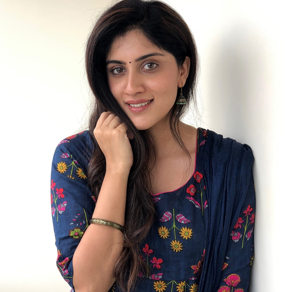 ధన్య బాలకృష్ణ.. తెలుగు ప్రేక్షకులకు సుపరిచితమే.. టాలీవుడ్, కోలీవుడ్ ఇండస్ట్రీల్లో ఎన్నో చిత్రాల్లో సహాయ నటిగా కనిపించింది. చాలా కాలంగా తెలుగులో కనిపించలేదు. ఇప్పుడు మరోసారి తెలుగులో సినిమా చేసి మెప్పించనుంది.