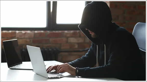 Digital Arrest: పెరుగుతున్న డిజిటల్ అరెస్ట్ ముప్పు.. క్షణాల్లోనే విశ్వవిద్యాలయ వీసీ అకౌంట్ నుంచి రూ.14 లక్షలు మాయం