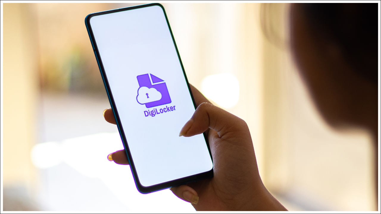 డిజిలాకర్ యాప్: ఈ యాప్‌తో ఉపయోగం ఏంటి? ఇది డిజిటల్ లాకర్. ఇక్కడ మీరు అన్ని ముఖ్యమైన పత్రాలను సురక్షితంగా ఉంచవచ్చు. ఈ యాప్‌లో మీరు ఓటర్ ఐడి, డ్రైవింగ్ లైసెన్స్, పాన్ కార్డ్, మార్క్‌షీట్‌ల వంటి పత్రాలను డిజిటల్ రూపంలో స్టోర్‌ చేయవచ్చు.