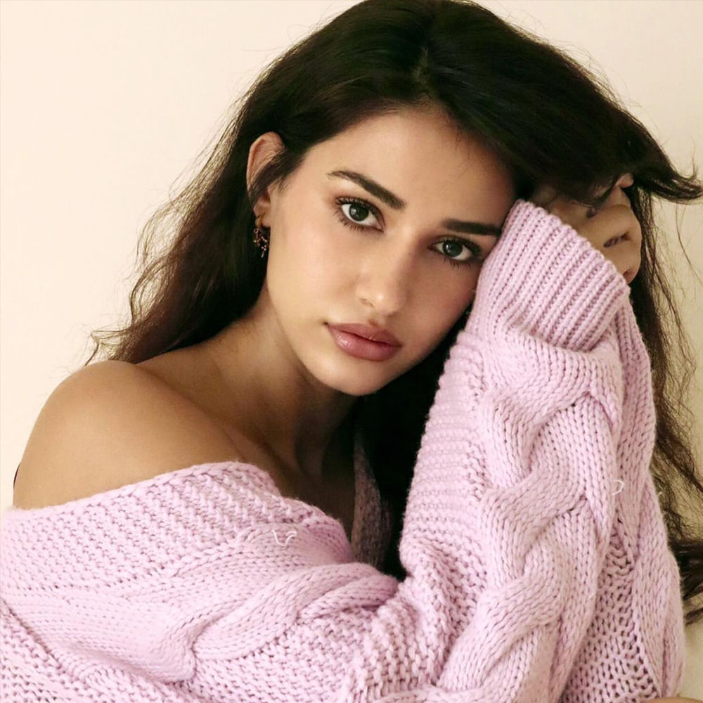 లక్నోలిని అమిటీ యూనివర్సిటీలో ఇంజనీరింగ్ పూర్తి చేసిన దిశా పటానీ.. ఆ తర్వాత ఫెమినా మిస్ ఇండియా ఇండోర్ 2013లో రన్నరప్ గా నిలిచింది. 2015లో వరుణ్ తేజ్ సరసన లోఫర్ సినిమాతో తెలుగు తెరకు పరిచయమైంది. 