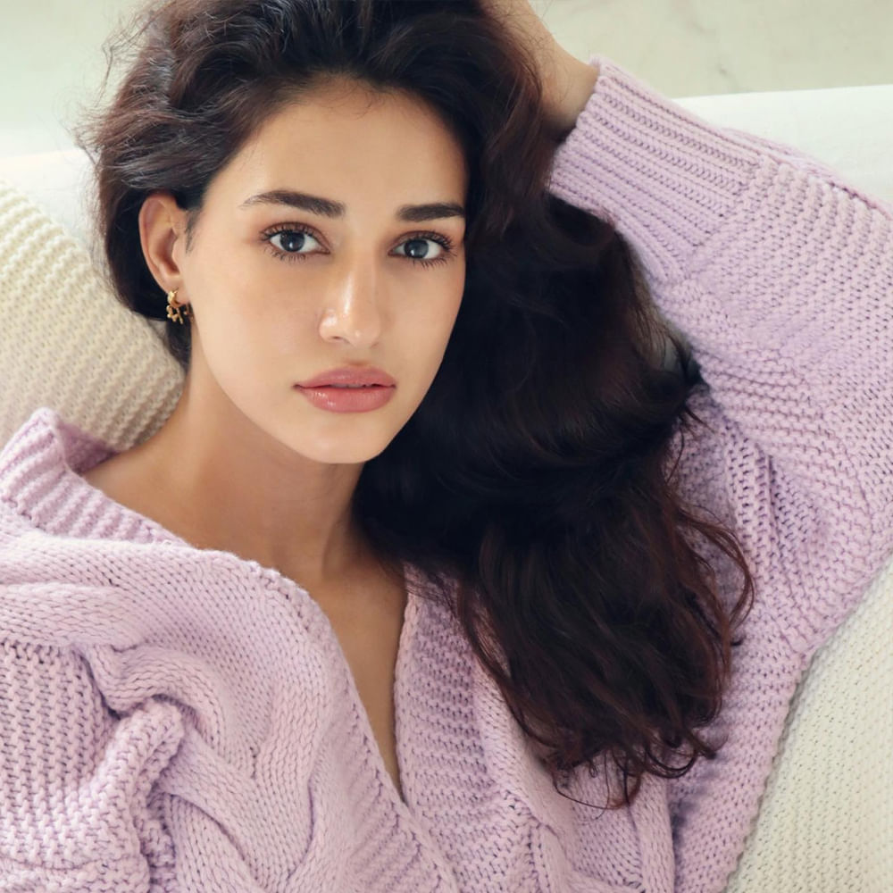 ఆ తర్వాత టైగర్ సినిమాతో బాలీవుడ్ ఇండస్ట్రీలోకి అడుగుపెట్టిన ఈ ముద్దుగుమ్మ.. సుశాంత్ సింగ్ రాజ్ పుత్ నటించిన ఎంఎస్ ధోని ది అన్ టోల్డ్ స్టోరీ మూవీతో ఒక్కసారిగా ఫేమస్ అయ్యింది. ఈ సినిమాతో హిందీలో వరుస ఆఫర్స్ క్యూ కట్టాయి. 