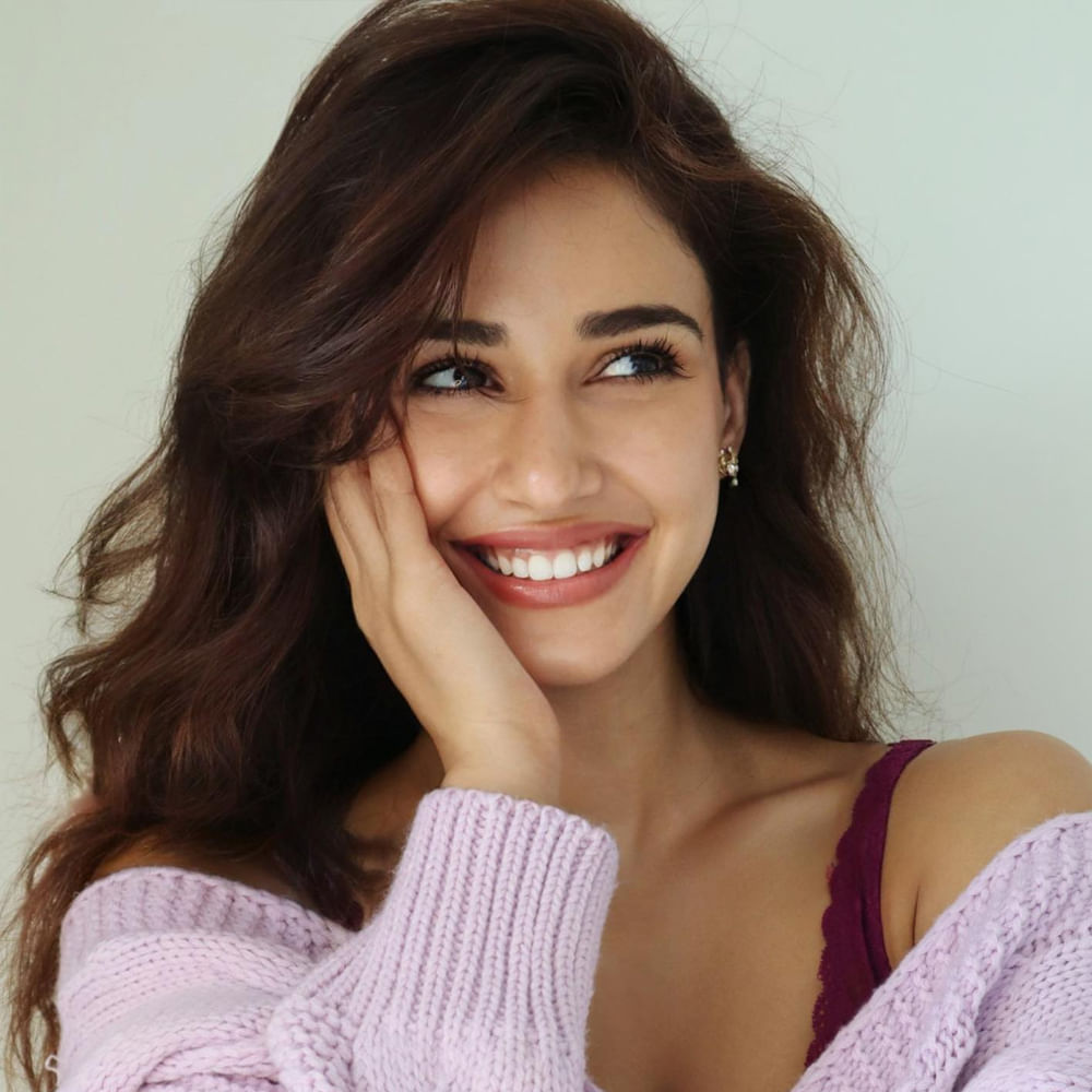 హిందీలో అనేక చిత్రాల్లో నటించిన మెప్పించిన దిశా.. గతేడాది యంగ్ రెబల్ స్టార్ ప్రభాస్ జోడిగా కల్కి 2898 ఏడీ చిత్రంలో కనిపించింది. ఈసినిమాతో పాన్ ఇండియా లెవల్లో బ్యూటీకి మరింత గుర్తింపు వచ్చింది. 