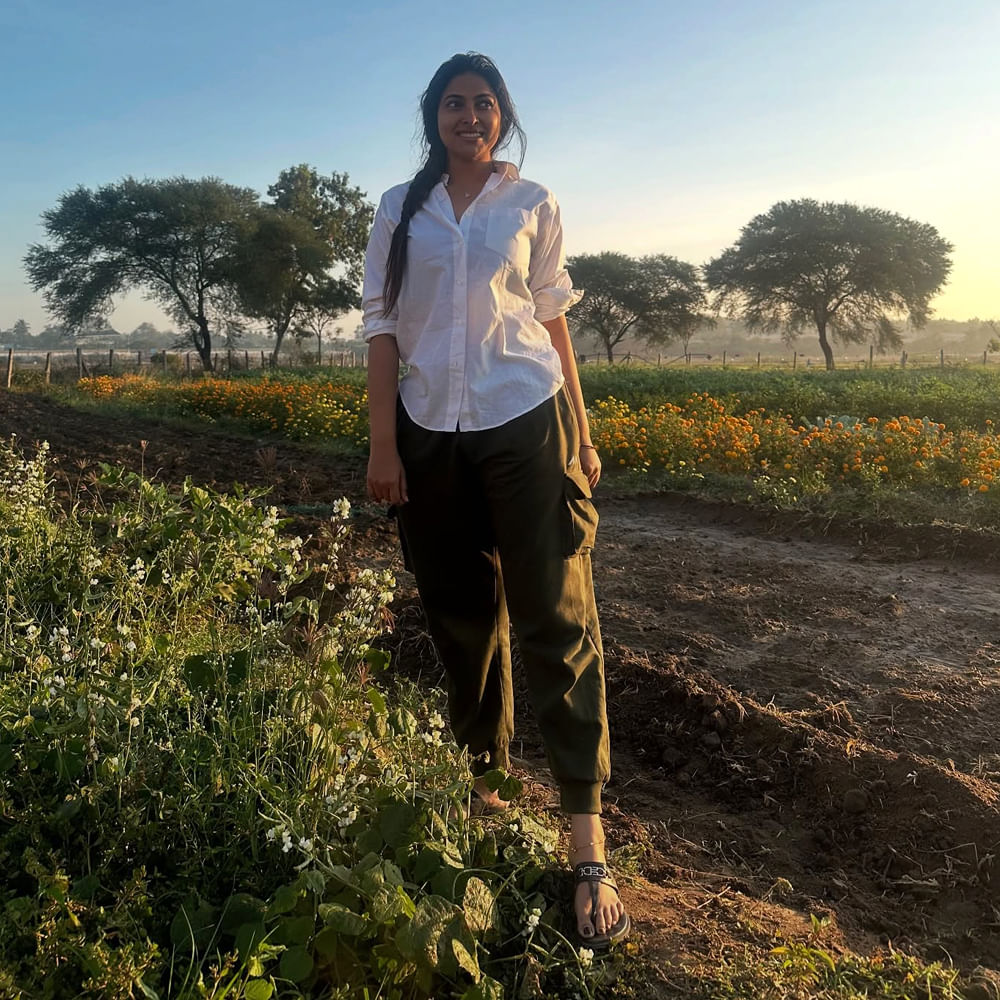 ఇక సోషల్ మీడియాలో ఓ  రేంజ్ లో అందాలతో ఆరబోసింది ఈ చిన్నది. బిగ్ బాస్ నుంచి బయటకు వచ్చిన తర్వాత దివికి ఆశించిన స్థాయిలో అవకాశాలు అందుకోలేదు. కానీ ప్రైవేట్ సాంగ్స్ తో ప్రేక్షకులను అలరిస్తోంది దివి. అలాగే సోషల్ మీడియాలోనూ ఈ చిన్నది చాలా యాక్టివ్ గా ఉంటుంది.