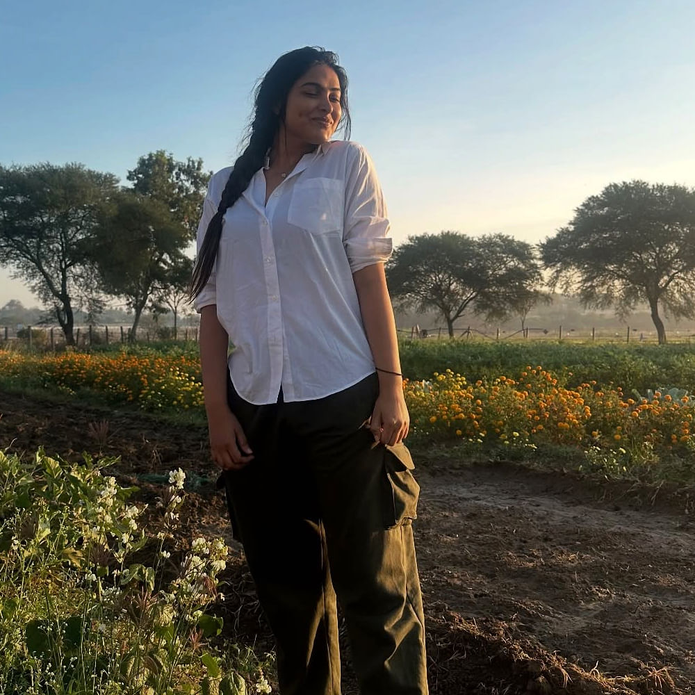 తాజాగా దివి షేర్ చేసిన ఫోటోలు నెట్టింట చక్కర్లు కొడుతున్నాయి. దివి తాజాగా నేచురల్ ఫోటోలను పంచుకుంది. ప్రకృతిని ఆహ్లాదిస్తూ ఫోటోలకు ఫోజులిచ్చింది. ఈ ఫోటోల పై నెటిజన్స్ క్రేజీ కామెంట్స్ చేస్తున్నారు. ఈ ఫోటోల పై మీరూ ఓ లుక్కేయండి. 