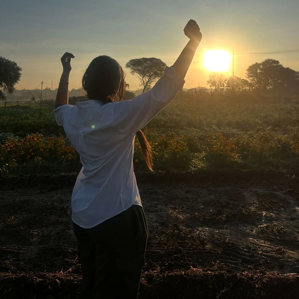 సూపర్ స్టార్ మహేష్ బాబు నటించిన మహర్షి సినిమాలో నటించి ఆకట్టుకుంది. ఈ సినిమాతోనే దివి ఇండస్ట్రీలోకి అడుగుపెట్టింది. ఇక బిగ్ బాస్ హౌస్ లో తన అందాలతో పాటు ఆటతోనూ మెప్పించింది ఈ ముద్దుగుమ్మ.