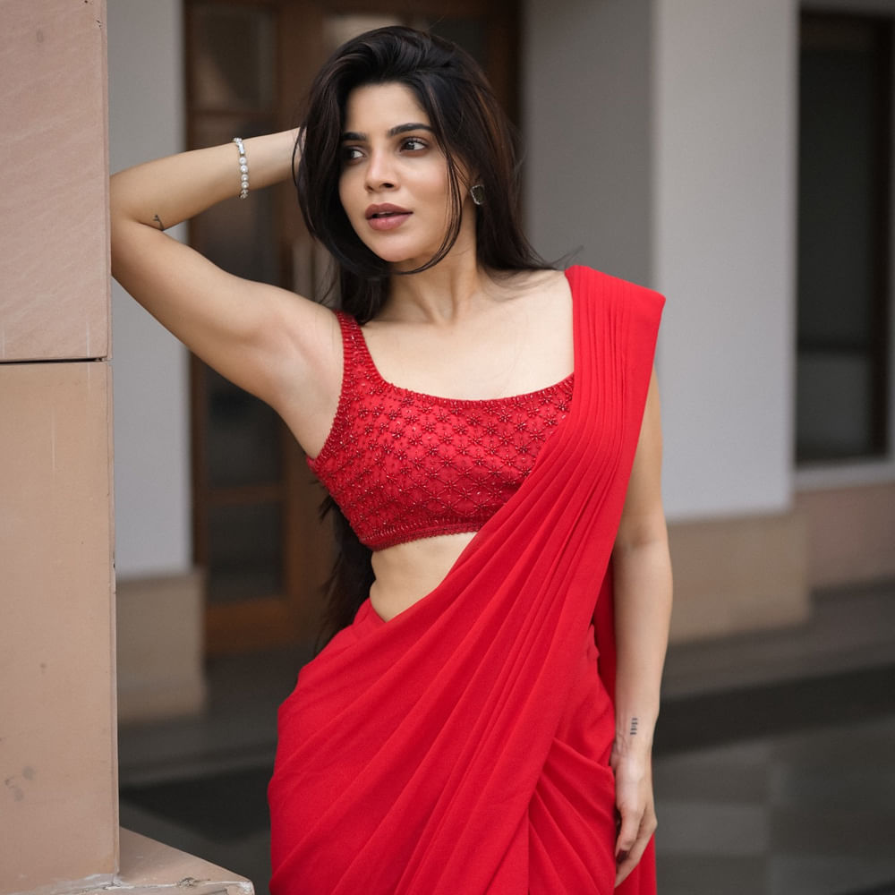 సినిమా హిట్ కాకపోయినా ఈ మూవీలో సాంగ్స్ పాపులర్ అయ్యాయి. 'పెన్నే పెన్నే' పాటతో కుర్రకారును తన వెనక తిరిగేలా చేసింది ఈ ముద్దుగుమ్మ.ముఖ్యంగా ఈ అమ్మడి నటన ప్రేక్షకులను విపరీతంగా ఆకట్టుకుంది.  ఈ సినిమాలో రొమాంటిక్ , ముద్దుల సీన్స్ లో ఏమాత్రం మొహమాటపడకుండా నటించి కుర్రకారును ఆకట్టుకుంది. 