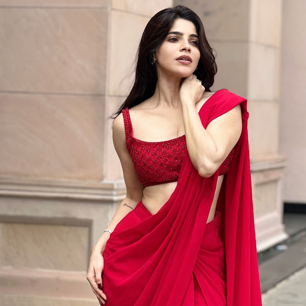 ఈమె ఓ మోడల్ కూడా..! అందాల ఆరబోతకు ఏమాత్రం తగ్గదు. ఈ విషయాన్ని ఆమె ఫోటో షూట్లతో చెప్పకనే చెబుతూ ఉంటుంది. ఎప్పటికప్పుడు తన గ్లామరస్ ఫోటో తో తెలుగు చిత్రసీమను కూడా ఒక ఊపు ఊపేస్తుంది ఈ చిన్నది.