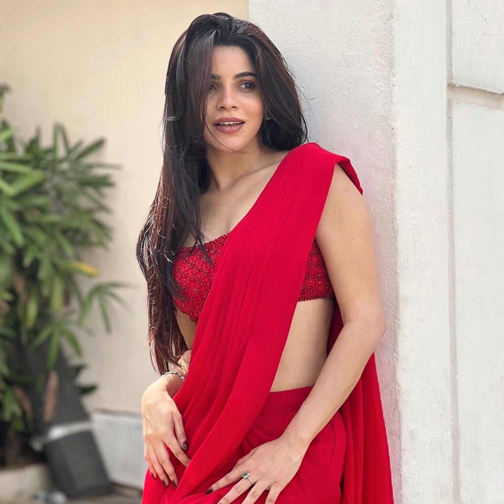 చాలా కాలం తర్వాత ఇప్పుడు సినిమా అనౌన్స్ చేసింది. అదికూడా తెలుగులో  సినిమా చేస్తోంది దివ్య భారతి సుడిగాలి సుధీర్ హీరోగా నటిస్తున్న సినిమాలో హీరోయిన్ గా ఎంపిక అయ్యింది దివ్య భారతి. మరీ చూడాలి ఈ మూవీతో అయిన అమ్మడికి హిట్ పడుతుందో లేదో మరి.