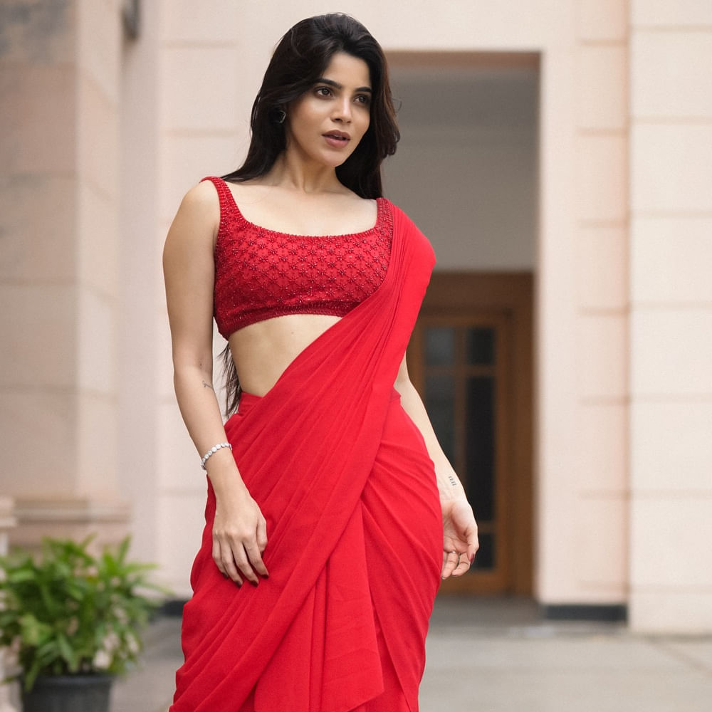 ఈ అమ్మడు గ్లామర్ ఫోటోలు సోషల్ మీడియాలో ఎప్పుడు వైరల్ అవుతూనే ఉంటాయి. తాజాగా మరోసారి క్యూట్ ఫోటోలు షేర్ చేసింది. ప్రస్తుతం అవి నెట్టింట ట్రెండ్ అవుతున్నాయి.