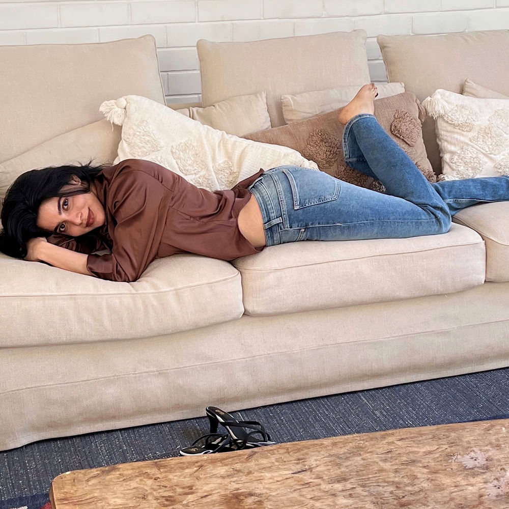 దీంతో ఈ అమ్మడుకు ఒక్కసారిగా ఫాలోయింగ్ పెరిగిపోయింది. 1992 జనవరి 28న జన్మించిన దివ్యభారతి.. గ్రాడ్యూయేషన్ అనంతరం నటనపై ఆసక్తితో సినీరంగంలోకి అడుగుపెట్టింది. ఫస్ట్ మూవీతోనే యువతలో ఎక్కడలేని క్రేజ్ సంపాదించుకుంది. బ్యాచిలర్ సినిమా తర్వాత ఈ బ్యూటీకి వరుస ఆఫర్స్ వచ్చాయి.