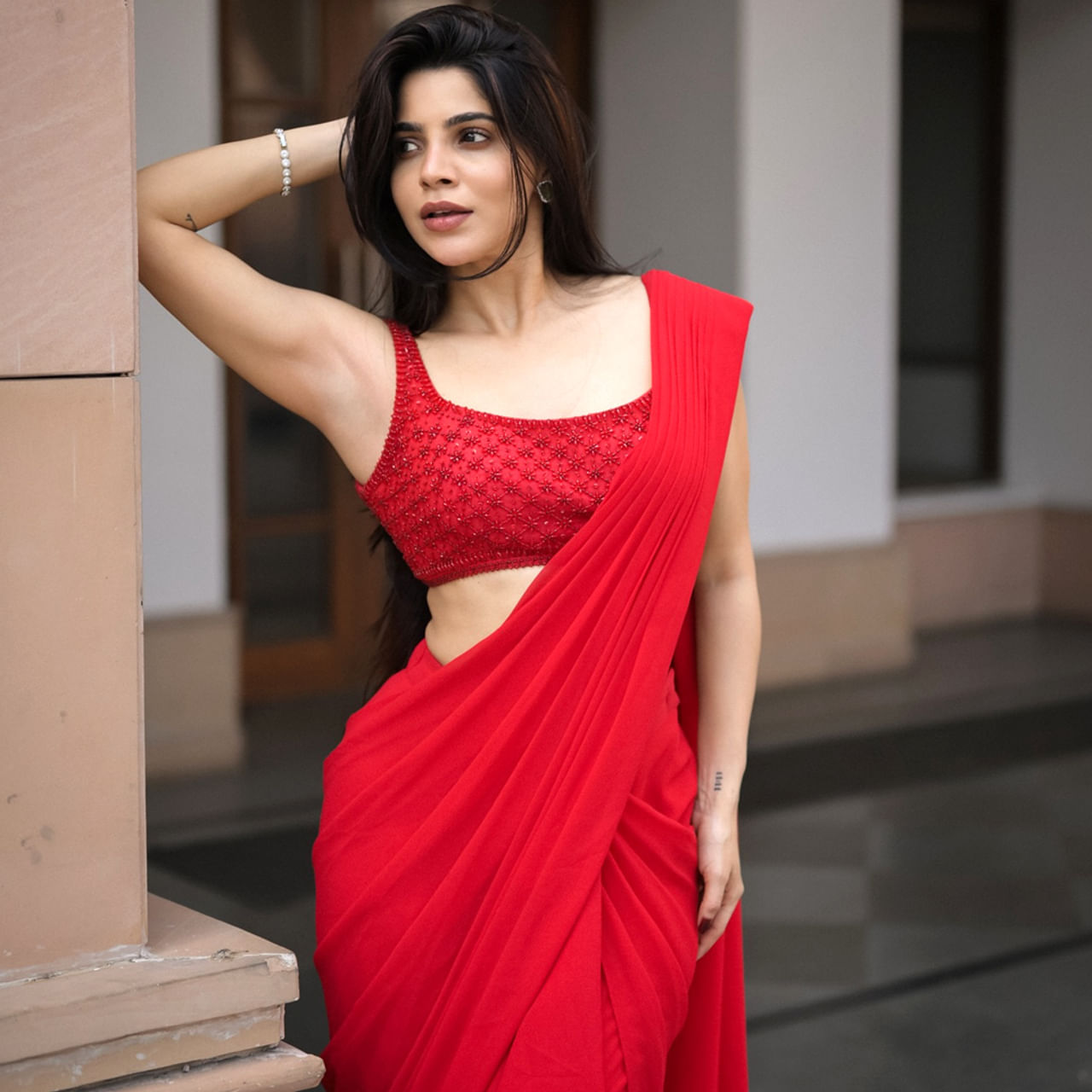 మ్యూజిక్ డైరెక్టర్ జీవీ ప్రకాష్ హీరోగా నటించిన బ్యాచిలర్ సినిమాతో కోలీవుడ్ ఇండస్ట్రీలోకి అడుగుపెట్టింది దివ్యభారతి. ఫస్ట్ మూవీతోనే రొమాంటిక్ సీన్స్ లో రెచ్చిపోయింది. అందం, అభినయంతో కుర్రకారును కట్టిపడేసింది.