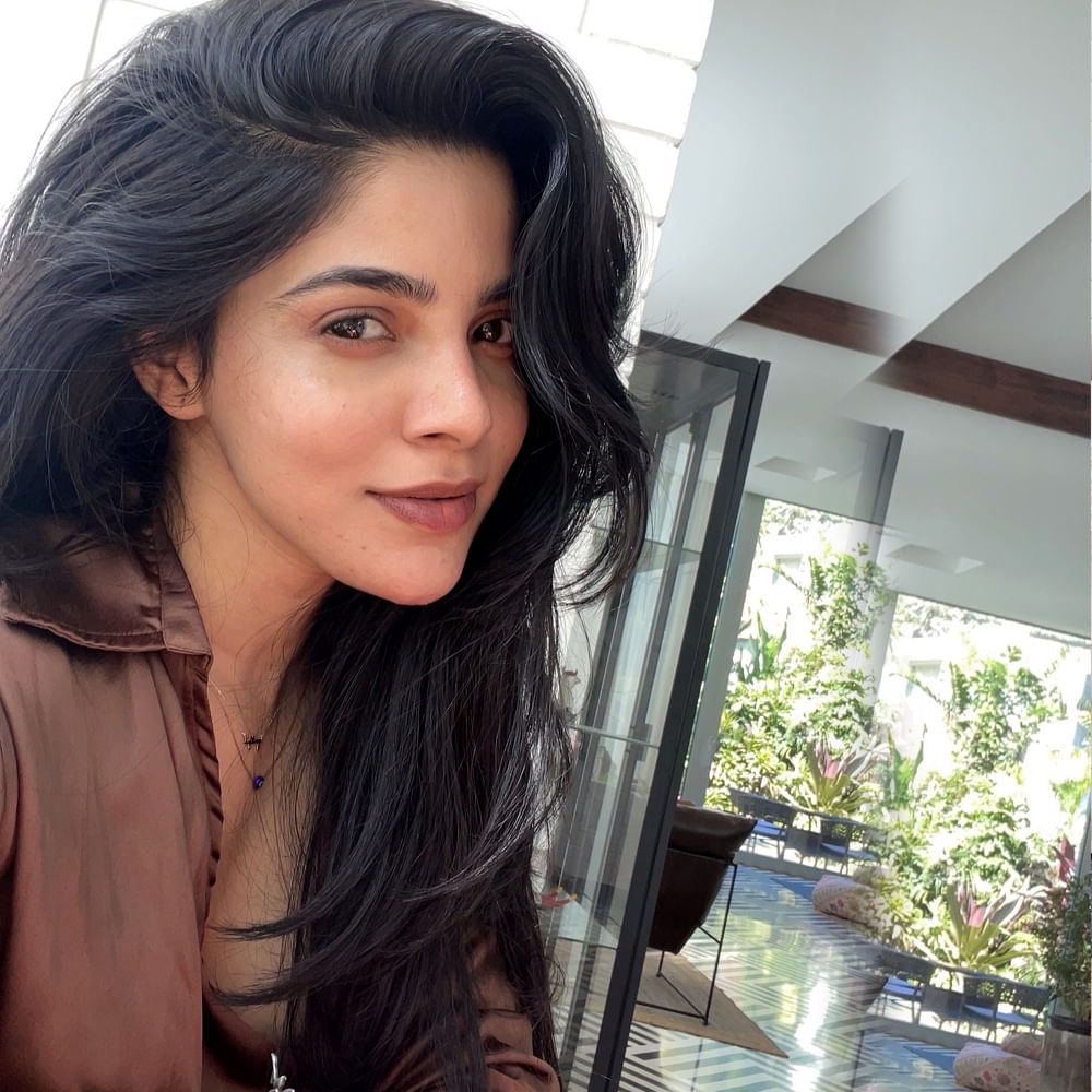 ఇక రీసెంట్ గా జీవి ప్రకాష్ తో కలిసి దివ్యభారతి నటిస్తున్న కింగ్ స్టన్ సినిమా ట్రైలర్ విడుదలైంది. ఇక సోషల్ మీడియాలో యాక్టివ్ గా ఉండే దివ్యభారతి తాజాగా కొన్ని ఫోటోలను వదిలింది. ఈ ఫొటోల్లో తన అందాలతో మరోసారి కవ్వించింది ఈ చిన్నది. 