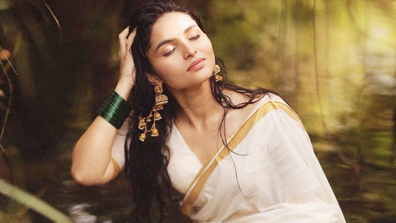 లవ్ టుడే ఫేమ్ కోలీవుడ్ దర్శకుడు, హీరో ప్రదీప్ రంగనాథన్ గురించి ప్రత్యేకంగా చెప్పాల్సిన పని లేదు. ఈయన తన యాక్టింగ్‌తో మంచి ఫ్యాన్ బేస్ సొంతం చేసుకున్నారు. అయితే ఈయన నటించిన తాజా చిత్రం రిటర్న్ ఆఫ్ ద డ్రాగన్. ఈ మూవీ తమిళంలో డ్రాగన్‌గా రిలీజ్ బాక్సాఫీస్ వద్ద కలెక్షన్ల సునామి కురిపిస్తుంది. కాగా,  తెలుగులో రిటర్న్ ఆఫ్ ద డ్రాగన్‌గా రిలీజై పాజిటివ్ టాక్‌తో దూసుకెళ్తుంది.