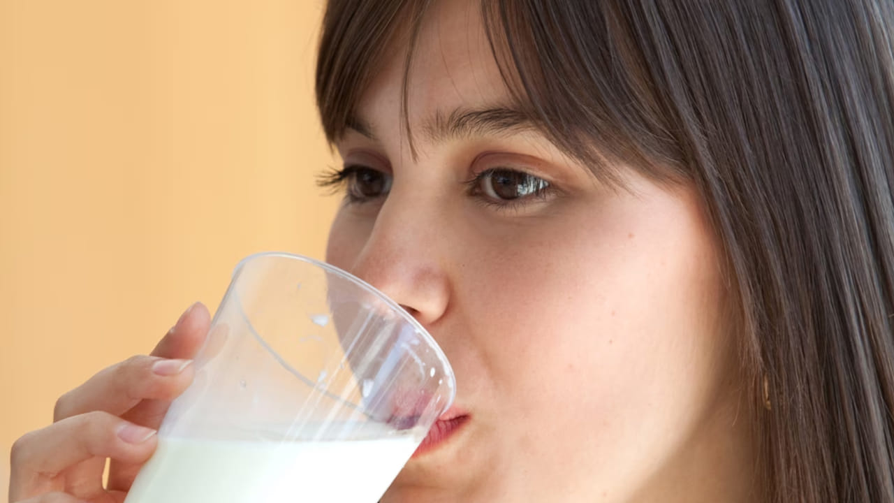 కండరాల పెరుగుదలకు అవసరం అయ్యే అనేక పోషకాలు పాలలో ఉంటాయి. పాలలో ఉండే ప్రోటీన్లు కండరాలను నిర్మించేందుకు, కండరాల మరమ్మత్తులకు సహాయ పడతాయి. వ్యాయామం చేసిన తరువాత పాలను తాగితే కోల్పోయిన శక్తిని తిరిగి పొందవచ్చు. అలాగే కండరాలు నిర్మాణమవుతాయి. అలాగే రోగ నిరోధక శక్తిని పెంచుతుంది. సీజనల్ వ్యాధుల నుంచి రక్షణను అందిస్తుంది. కంటి చూపును మెరుగు పరుస్తుంది.