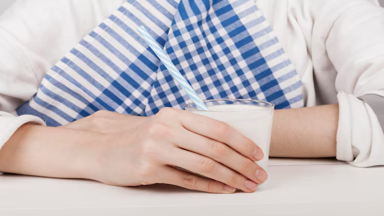 ఉదయం వ్యాయామం చేసిన అనంతరం పాలను తాగవచ్చు. లేదా బ్రేక్ఫాస్ట్ చేసిన అనంతరం పాలను తాగవచ్చు. ఇలా పాలను తాగితే అనేక ఆరోగ్య ప్రయోజనాలను పొందవచ్చు. ముఖ్యంగా పాలలో ఉండే పోషకాలన్నింటినీ పొందవచ్చు. దీంతో శరీరం ఆరోగ్యంగా ఉంటుంది. రోగాల నుంచి రక్షణ లభిస్తుంది. ఇమ్యూనిటీ పెరిగి అన్ని విధాలుగా ఆరోగ్యంగా ఉంటారు.