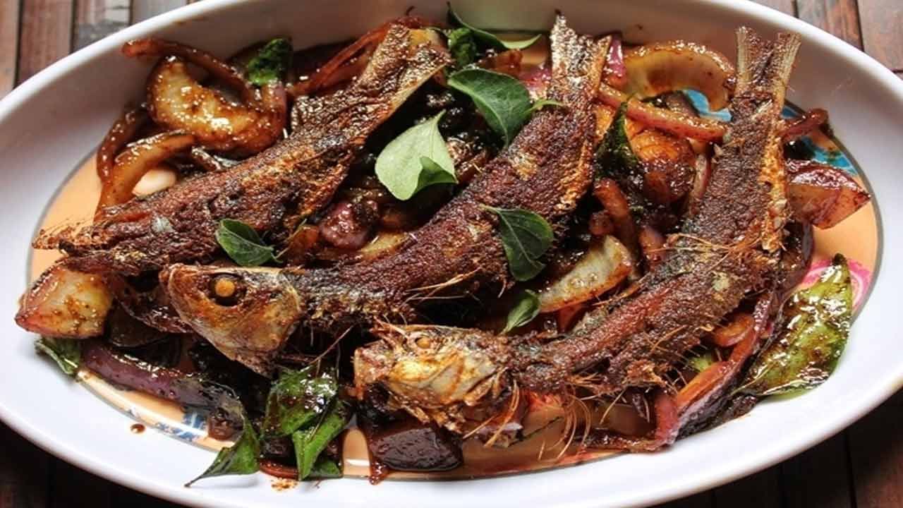 షుగర్ సమస్యతో బాధపడేవారు కూడా ఎండుచేపలకు దూరంగా ఉండటమే మంచిది. ఇవి తినడం వల్ల రక్తంలో గ్లూకోజ్ లెవెల్స్ పెరిగే అవకాశం ఉంది. గుండె సంబంధ సమస్యలతో బాధపడేవారు ఎండుచేపలు తినకపోవడమే మంచిదని నిపుణులు చెబుతున్నారు. వీటిలోని కొవ్వులు సమస్యను మరింత పెంచే అవకాశం ఉంది.