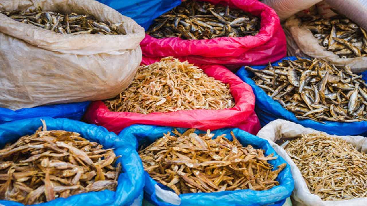 అధిక రక్తపోటు సమస్యతో బాధపడేవారు ఎండుచేపలు తినడం మంచిది కాదు. ఎండు చేపల్లో సోడియం అధికంగా ఉంటుంది. వీటిలోని సోడియం రక్తపోటును మరింత పెంచుతుంది. దీంతో గుండె ఆరోగ్యం కూడా దెబ్బతింటుంది. ఇది కిడ్నీల వడబోత సామర్థ్యంపై నెగిటివ్ ప్రభావం చూపుతుంది. అందుకే ఎండుచేపలు వీరు తినకూడదు.