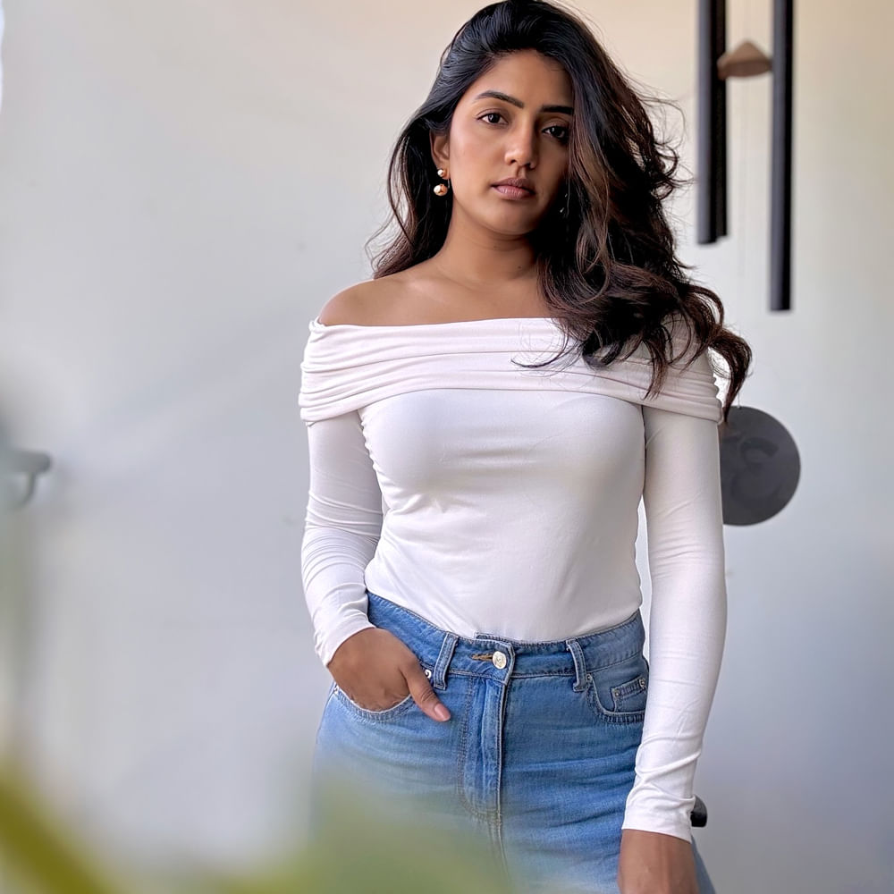 ఈ చిత్రంలో పూజా హెగ్డే హీరోయిన్ కాగా.. సెకండ్ హీరోయిన్ గా కనిపించింది ఈషా. ఆ తర్వాత పలు చిత్రాల్లో కనిపించిన ఈ అమ్మడు.. ఓటీటీ ప్లాట్ ఫామ్స్ పై సందడి చేసింది. వెబ్ సిరీస్ చేస్తూ సినీ ప్రియులను అలరించింది. కానీ ఇప్పుడు ఆ అంతగా స్క్రీన్  మీద కనిపించడం లేదు. 