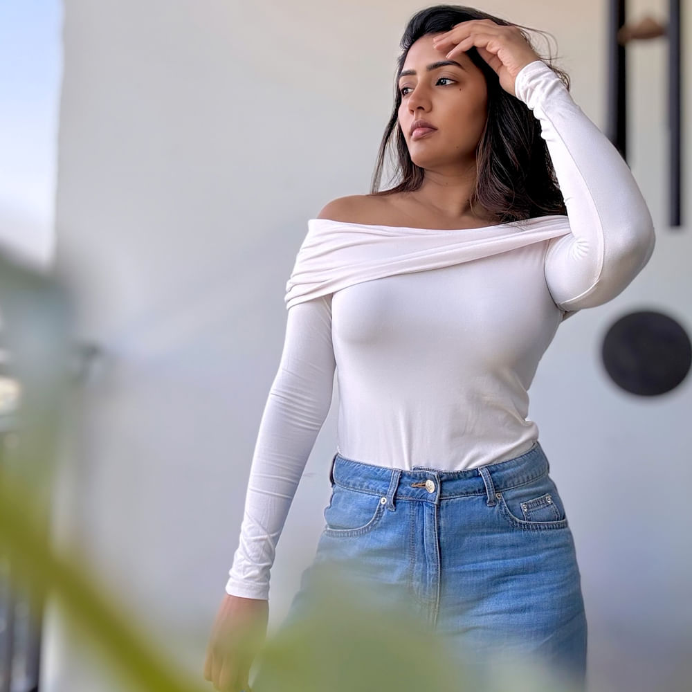 సోషల్ మీడియాలో యాక్టివ్ గా ఉండే ఈ చిన్నది రెగ్యులర్ గా ఫోటోలు, వీడియోలు షేర్ చేస్తూ అభిమానులను ఆకట్టుకుంటుంది. తాజాగా క్రేజీ ఫోటోలను పంచుకుంది. ఈ ఫోటోలు నెట్టింట వైరల్ అవుతున్నాయి. కుర్రాళ్ళు కొంటె కామెంట్స్ చేస్తున్నారు. 