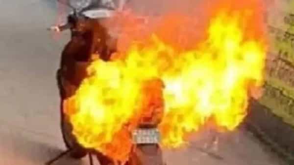 Electric Scooter : బాబోయ్.. ఎలక్ట్రిక్ స్కూటర్లో మంటలు.. చూస్తుండగానే తగలబడిపోయింది