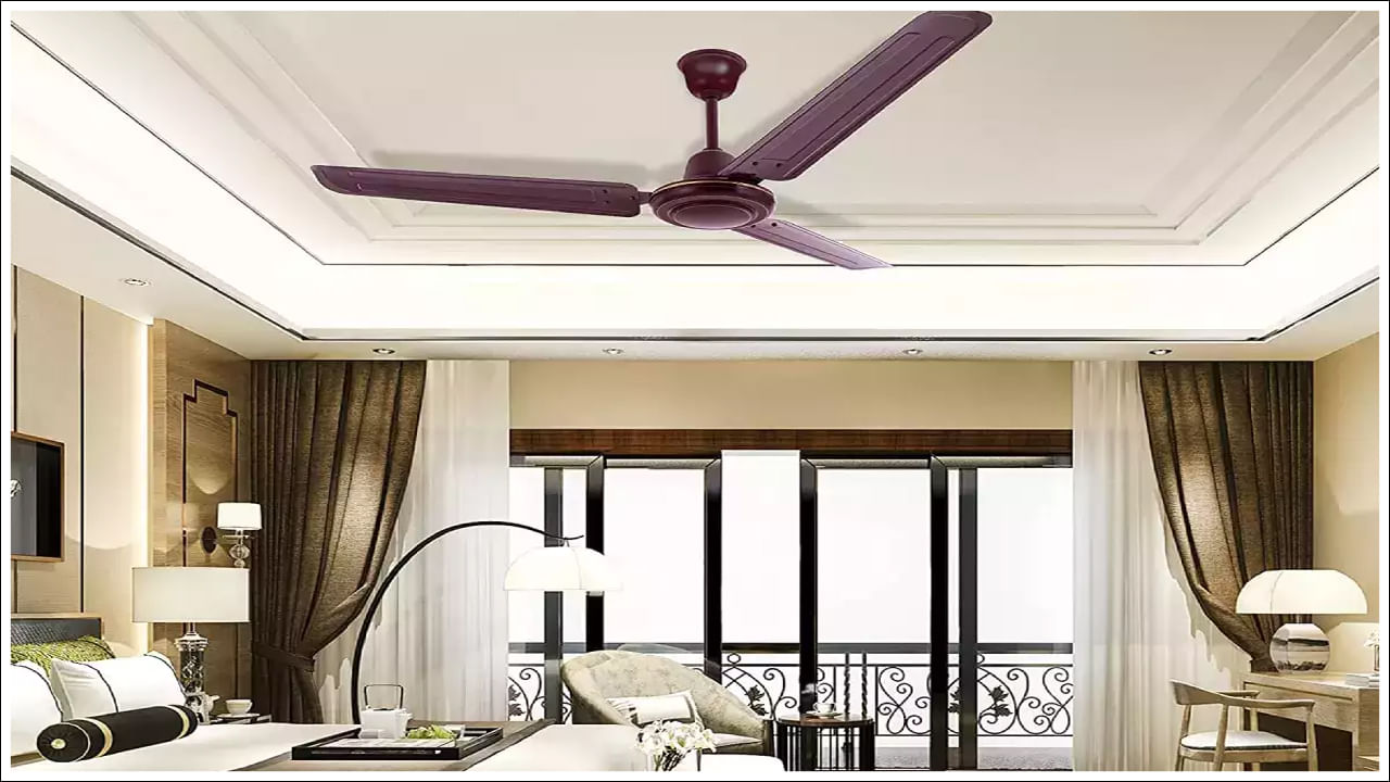 విద్యుత్‌ను ఆదా చేయడానికి అవసరమైనప్పుడు మాత్రమే ఫ్యాన్‌ని ఉపయోగించండి. మీరు గది నుండి బయటకు వెళుతున్నట్లయితే ఫ్యాన్ స్విచ్ ఆఫ్ చేయడం మర్చిపోవద్దు. ఫ్యాన్లను రెగ్యులర్ క్లీనింగ్, మెయింటెనెన్స్ కూడా విద్యుత్ ఆదా చేస్తుంది.