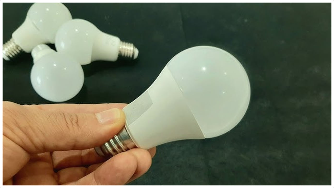 ఎక్కువగా వెలుతురునిచ్చే పాత CFL బల్బులతో పోలిస్తే LED బల్బులు తక్కువ విద్యుత్తును ఉపయోగిస్తాయి. ఇది మీ కరెంటు బిల్లును తగ్గించవచ్చు.